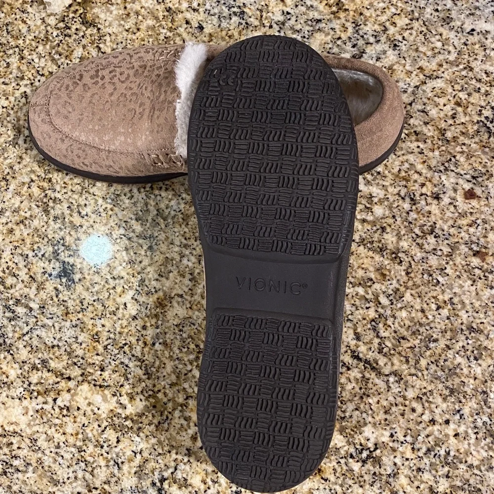 Vionic Slipper - Picture 4 of 8